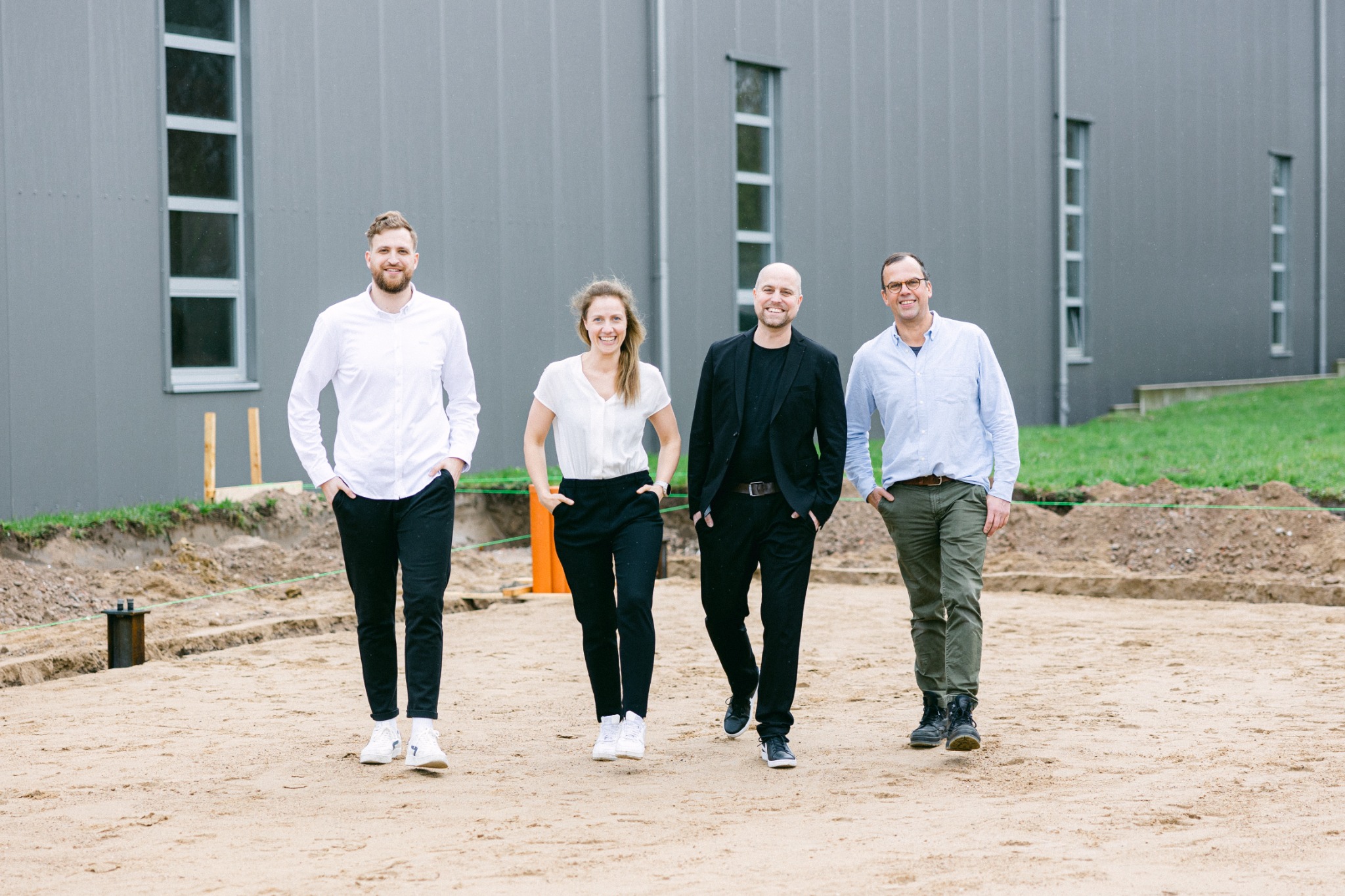 Team von Wkroglowski vor der Halle