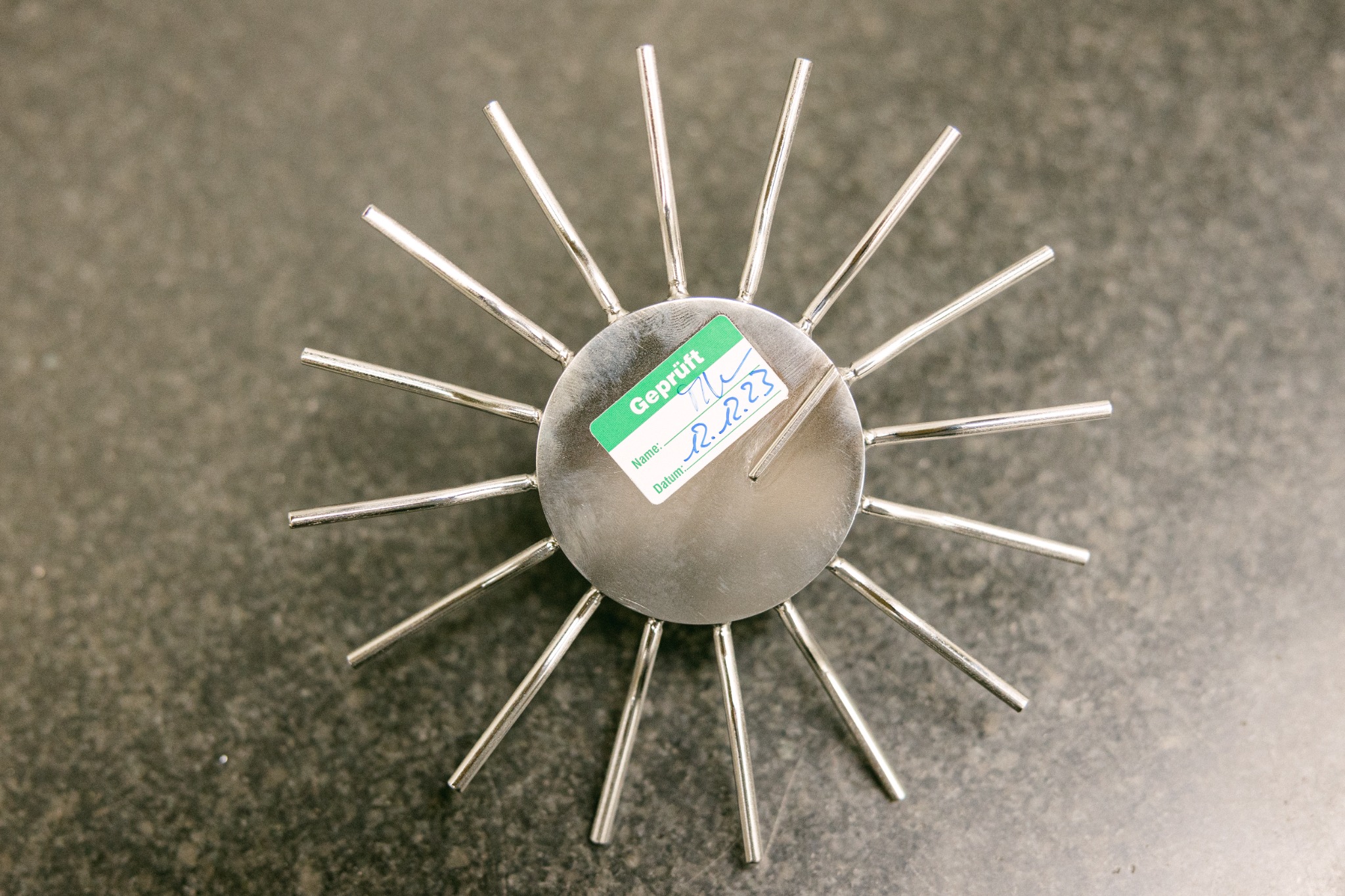 Geprüftes Präzisionsbauteil als Symbol für Qualitätssicherung